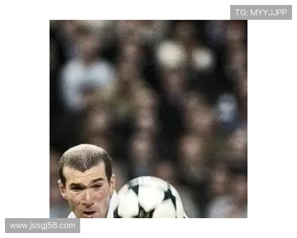 齐达内中场艺术：重新定义足球优雅与智慧的表现分析