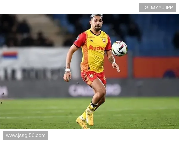 夸尔塔中卫风格稳健，防守表现持续提升