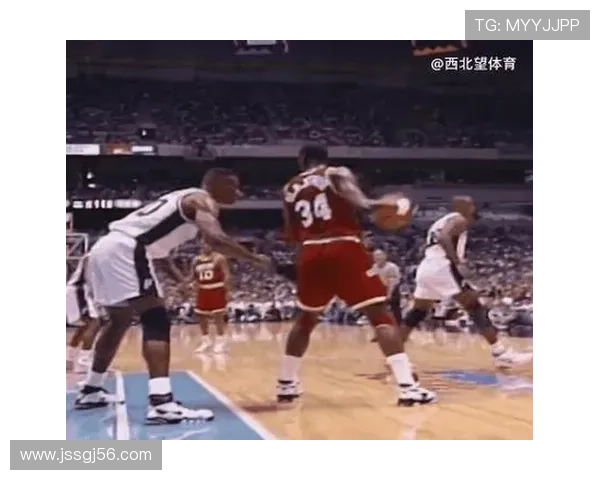 奥拉朱旺背身统治篮下，对比约基奇更靠护筐