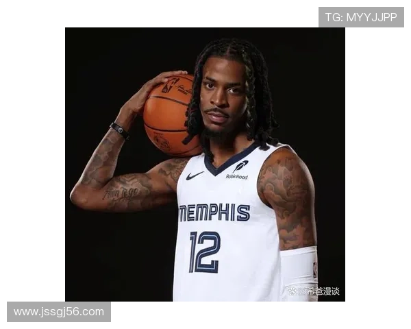 贾·莫兰特训练间隙居然拿着上万豪车钥匙逛街，感觉明星改行打球了？